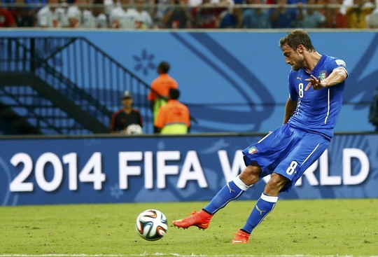Marchisio mở tỉ số cho Ý với một pha dứt điểm chéo góc đẹp mắt