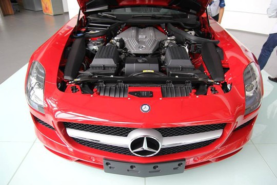 Mercedes-Benz SLS AMG sử dụng động cơ V8, dung tích 6,3 lít, hộp số ly hợp kép 7 cấp cho khả năng tăng tốc từ 0 đến 100 km/h chỉ trong vòng 3,7 giây, tốc độ tối đa đạt 317 km/h.