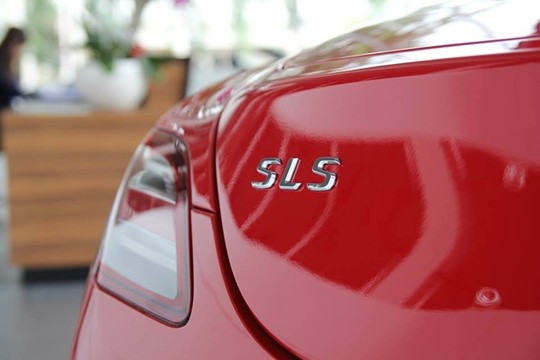 Chữ SLS viết tắt của cụm từ Sport Leicht Super (Sport Light Super) để chỉ một mẫu xe đầy tính thể thao.