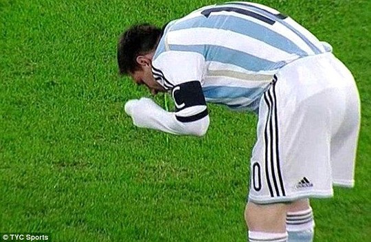 Messi nôn mửa trên sân ngay phút thứ 7 trận Argentina hòa Đan Mạch 0-0 vào rạng sáng 6-3