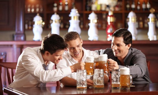 Cách uống rượu, bia ít gây hại sức khỏe trong kỳ nghỉ
