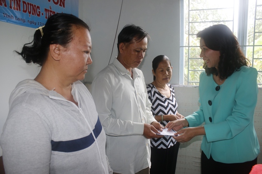 Bà Nguyễn Thị Thu, Chủ tịch LĐLĐ TP HCM, trao vốn cho bà con nghèo phường 3, TP Vĩnh Long, tỉnh Vĩnh Long