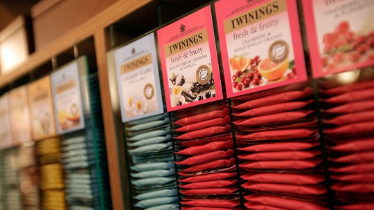 Cửa hàng trà Twinings tại số 216 The Strand, London giao dịch từ năm 1706, được xem cửa hàng trà đầu tiên tại Anh.
