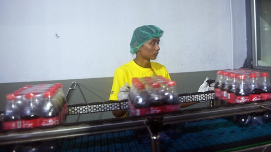 Những công nhân làm việc tại nhà máy đóng chai của Coca-Cola ở Yangon, Myanmar