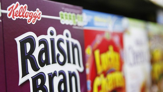 Những hộp ngũ cốc Kellogg được xếp chồng lên nhau trong một siêu thị ở New York, Mỹ