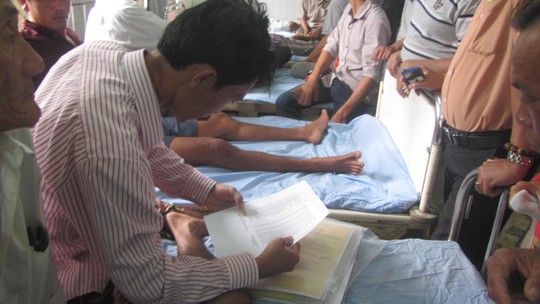nằm trên giường bệnnh thuyền trưởng tàu Bùi Văn Tàu vẫn cố dò lại danh sách thuyền viên