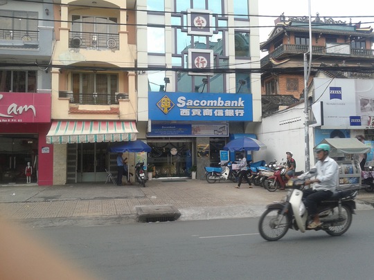 Ngân hàng Sacombank, số 382 Trần Hưng Đạo, phường 11, quận 5, TP HCM, nơi nữ kế toán Công ty A.P cho rằng bị “mất trộm” tiển tỉ vào trưa 9-12