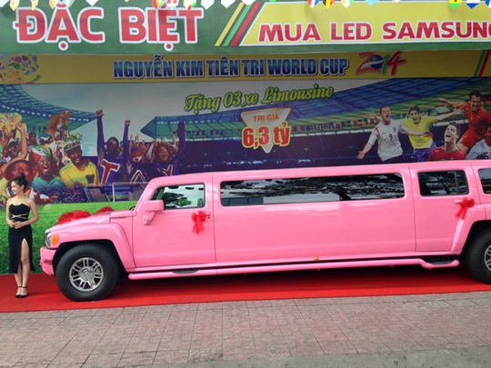 Chiếc xe sang bạc tỉ của Nguyễn Kim gây sự chú ý cho nhiều người.