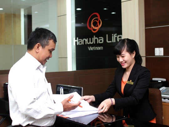 Nhân viên của Hanwha Life tư vấn cho khách hàng