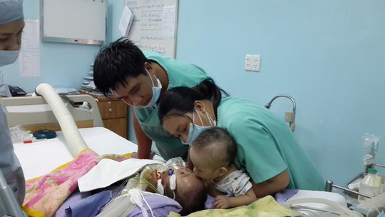 Bức ảnh Nụ hôn vĩnh biệt của BS Trương Quang Định