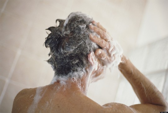 Hóa chất trong xà phòng có thể khiến đàn ông vô sinh. Ảnh: Huffington Post
