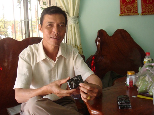 Ông Thân Văn Sáu đang kể về quy trình nấu cao ngựa.