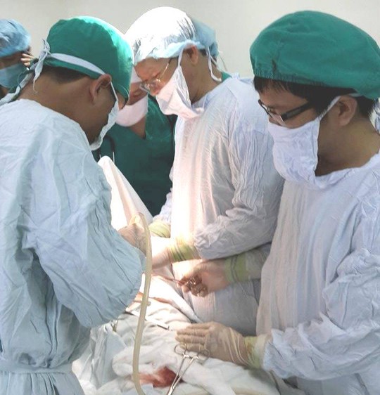 Các bác sĩ của bệnh viện đang mổ cấp cứu cho bé Nhi