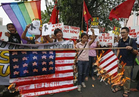 Người dân Philippines biểu tình trước Đại sứ quán Mỹ ở thủ đô Manila hôm 14-10. Ảnh: Reuters