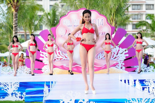 Thí sinh Hoa hậu Việt Nam khoe dáng tại bể bơi