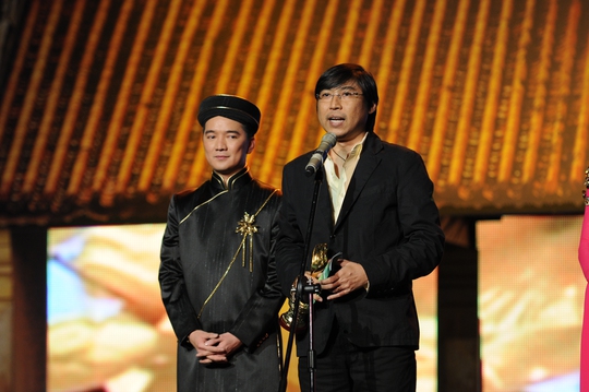 Đạo diễn Huỳnh Phúc Điền trên sân khấu Mai Vàng 2008