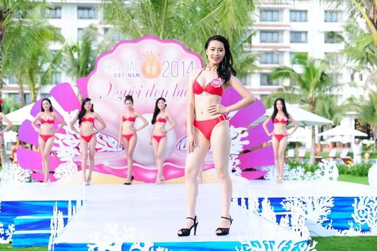 Thí sinh Hoa hậu Việt Nam khoe dáng tại bể bơi