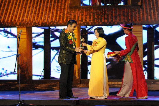 Phó bí thư Thành ủy trao giải cho Quyền Linh tại Lệ trao Giải Mai Vàng 2009