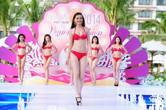 Thí sinh Hoa hậu Việt Nam khoe dáng tại bể bơi