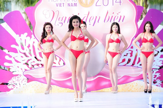 Thí sinh Hoa hậu Việt Nam khoe dáng tại bể bơi