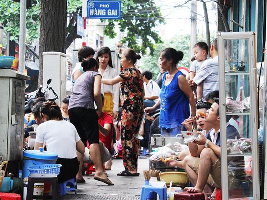 Quán phở nằm ở đầu phố Hàng Trống (đoạn giao cắt với phố Hàng Bông - Hàng Gai, quận Hoàn Kiếm, Hà Nội) từ nhiều năm trước