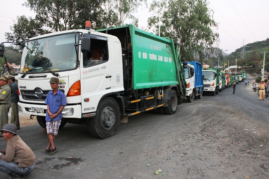 Hàng chục xe rác không thể vào bãi do bị người dân ngăn cản