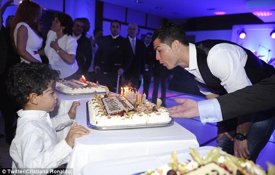 Bạn gái Ronaldo chúc mừng sinh nhật con trai Messi