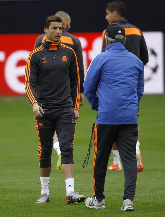 Ronaldo và HLV Ancelotti        Ảnh: REUTsER