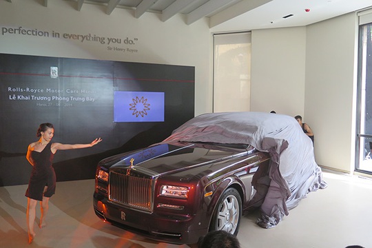 Chiếc Rolls-Royce Phantom Oriental Sun và màn ra mắt thiếu vắng nữ chủ nhân chịu chơi trong ngày 27-8 tại Hà Nội.