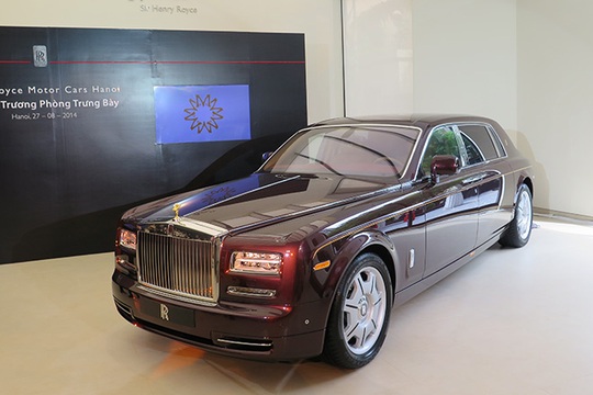 hiên bản đặc biệt dành cho thị trường Việt Nam Rolls-Royce Phantom Mặt trời phương Đông được ra mắt nhưng không lộ giá chính thức (nhưng chắc chắn sẽ cao hơn mức giá tiêu chuẩn 29,999 tỉ đồng). Ảnh Bobi