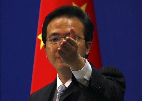 Hồng Lỗi, phát ngôn viên Bộ Ngoại giao Trung Quốc. Ảnh: Reuters
