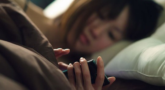 3 lý do bạn không nên ngủ với điện thoại - Báo Người lao động