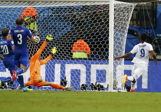 Sturridge gỡ hòa 1-1 cho Anh chỉ đúng 2 phút sau bàn mở tỉ số của Ý