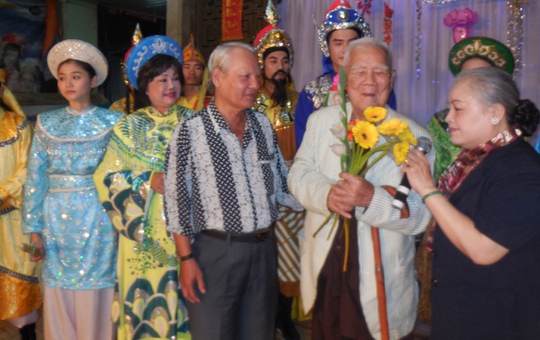 NSƯT Thanh Nguyệt mừng thọ nhạc sĩ Tám Lang 94 tuổi trong Đêm hội trăng rằm tại Khu dưỡng lão nghệ sĩ TP HCM tối 8-9