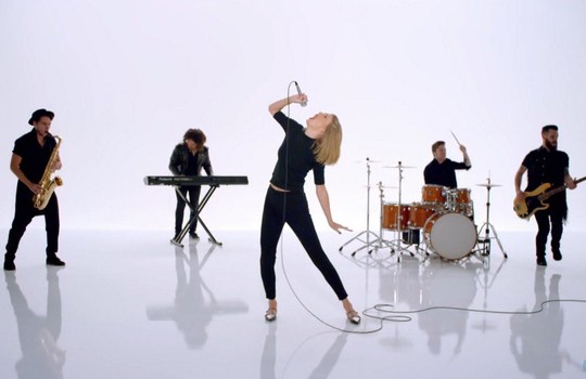 Một số hình ảnh của Taylor Swift trong MV Shake It Off