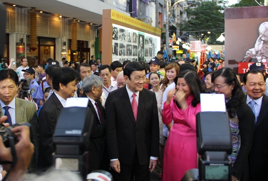 Các vị lãnh đạo Đảng và Nhà nước tham qua trước khu trưng bày về cố Đại tướng Võ Nguyên Giáp