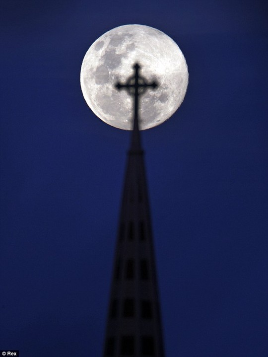 Siêu mặt trăng ngắm qua biểu tượng nhà thờ ở New Zealand