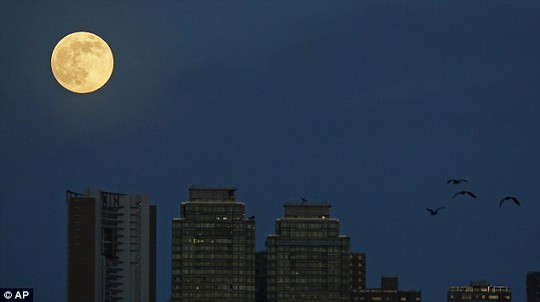 Mặt trăng treo trên tòa nhà ở Hồng Kông