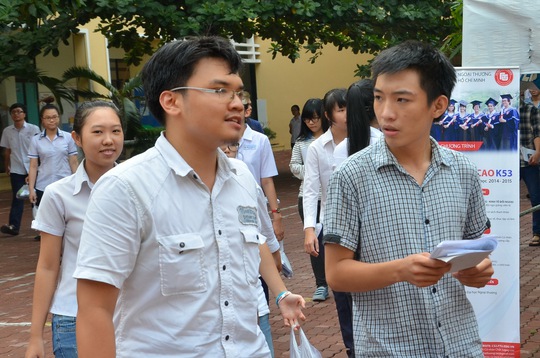 Thí sinh tại Hội đồng thi Trường ĐH Ngoại Thương trao đổi sau buổi thi thứ ba của kỳ thi ĐH đợt 1 sáng 5-7. Ảnh: T. Thạnh