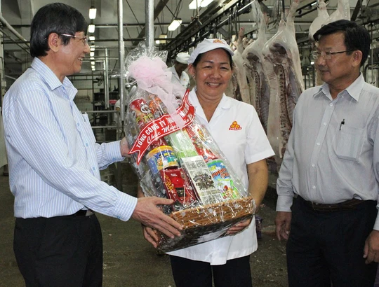 Ông Trần Thanh Hải (trái), Phó Chủ tịch Tổng LĐLĐ Việt Nam, trao quà cho công nhân