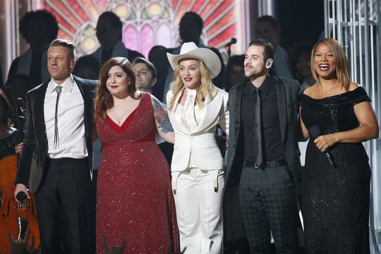 Macklemore, Mary Lambert, Madonna, Ryan Lewis và Queen Latifah hát chúc phúc cho 33 cặp đôi đồng tính