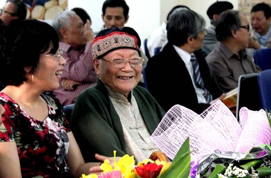 Nhà văn Tô Hoài và con gái năm 2012. Ảnh: CTV