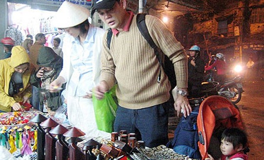 Những quầy hàng thủ công mỹ nghệ như thế này rất hiếm hoi tại chợ đêm, khách ghé tham quan chủ yếu là người nước ngoài.