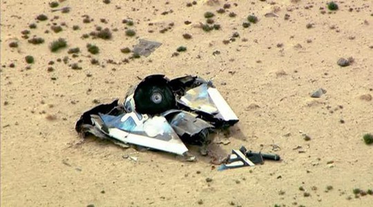 Những mảnh vỡ của tàu vũ trụ du lịch SpaceShipTwo. Ảnh: Reuters