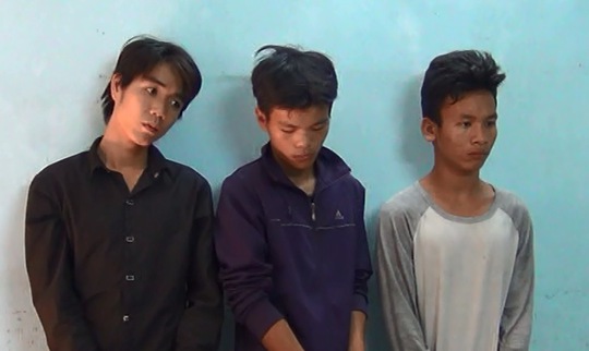 Châu, Kiệt, Trung tại cơ quan công an