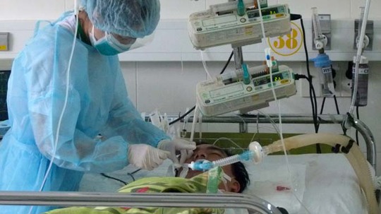 Bệnh nhân Huỳnh Thanh Tuấn được điều trị đặc biệt tại phòng cách ly của Khoa Hồi sức cấp cứu và chống độc (chụp sáng 12-2) - Ảnh: V.T (Tuổi Trẻ)