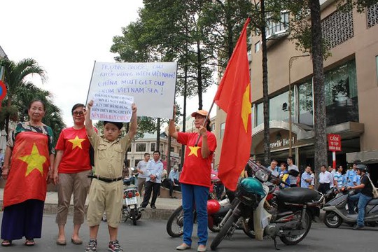 Bé Trần Minh Hào Hiệp giơ cao biểu ngữ của mình phản đối Trung Quốc xâm phạm chủ quyền Việt Nam