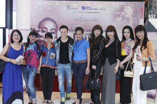 Hồng Ánh, đạo diễn Nguyễn Thị Thắm cùng các nghệ sĩ và khách mời tại buổi ra mắt