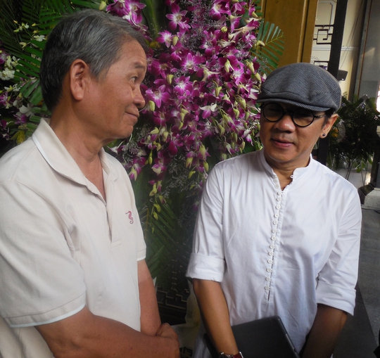 Nhà thơ Cao Quảng Văn và NSƯT Thành Lộc tại tang lễ của nhà thơ - soạn giả Kiên Giang