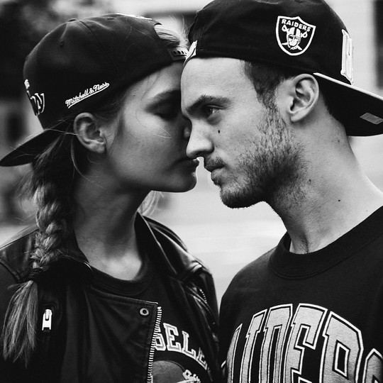 Bạn trai của Josephine Skriver là Alexander Deleon, giọng ca chính của nhóm The Cab